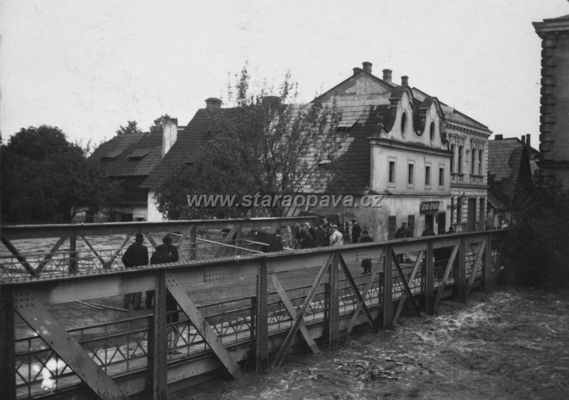 1903 (3).JPG - Původní most do Kateřinek při povodni v červenci roku 1903. Druhý dům zleva stojí dodnes a je součastí hotelu Katharein.